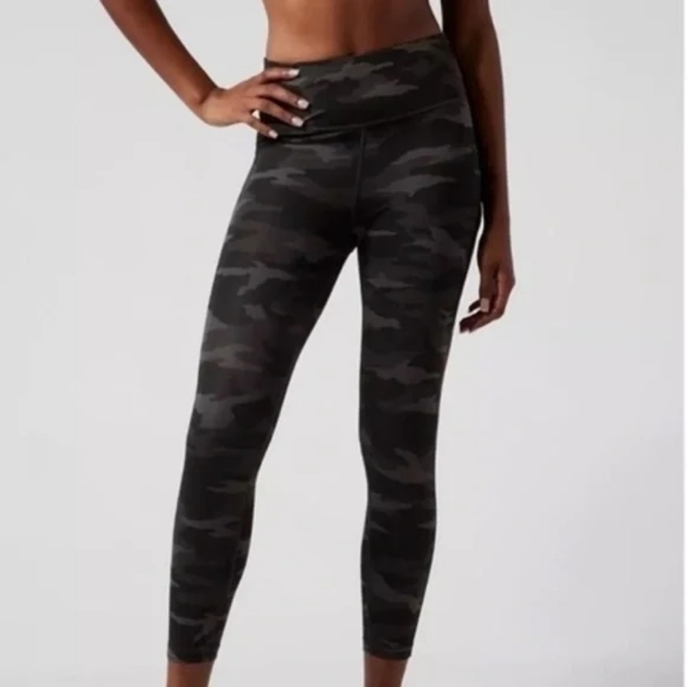 Athleta Ultimate camo 7/8 tight Black Camo Size Small